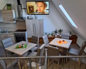锡萨克ODRANSKA KLET D.O.O.的厨房配有2张桌子,墙上设有电视