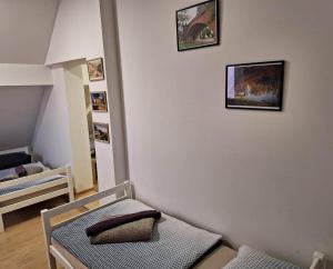 锡萨克ODRANSKA KLET D.O.O.的一间设有两把椅子和一张墙上照片的床的房间