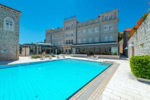杜布罗夫尼克莱帕德酒店的大楼前的大型游泳池