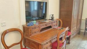 Bellignat阿啦格勒努耶杜汝拉住宿加早餐旅馆的一张木桌,上面有电视