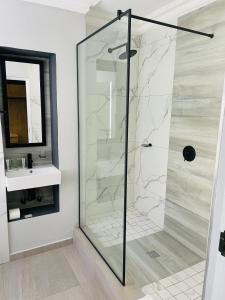 德班Pavilion Hotel Durban的浴室里设有玻璃门淋浴