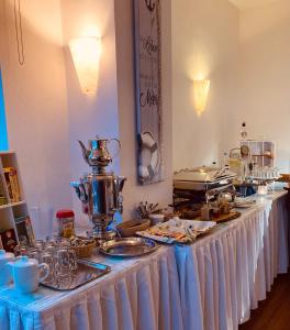 赛巴特班森哲迈尼尔酒店的包括食物和饮料的自助餐