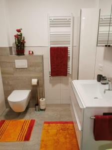 韦伯格Zirlerhof的白色的浴室设有卫生间和水槽。