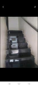 孟买Royal Orchid'S AC Dormitory的大楼里的一套楼梯