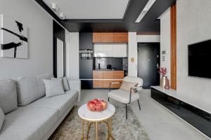 索波特Lion Apartments - New Helsinki Okrzei 19的客厅配有沙发和桌子