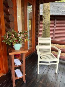 马六甲妃丽雅度假村的小屋门廊上的椅子和桌子