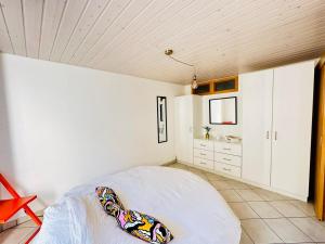 波朗特吕Apart'Hotel du Faubourg by Stay Swiss的一间卧室设有一张床和白色的墙壁