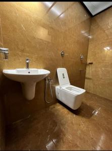 蒙纳BEAUTY SPOT MUNNAR的一间带水槽和卫生间的浴室
