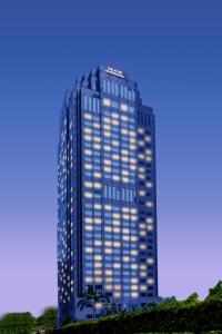 重庆重庆解放碑帝晶酒店的一座高大的蓝色建筑,灯火通明
