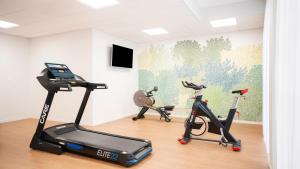 第戎Residhome Dijon Cité Des Vignes的健身房,室内有3辆健身自行车