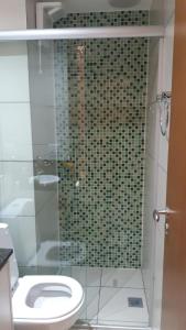 巴西利亚Flat Asa Sul Condomínio Golden Place by CentoeDez的浴室设有玻璃淋浴间和卫生间