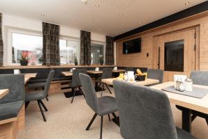 索尔登阳光家庭旅馆的用餐室配有木桌和椅子