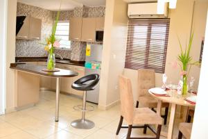 阿克拉Acquah Place Residences的厨房以及带桌椅的用餐室。
