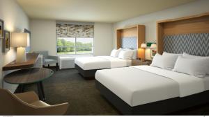 达拉斯Holiday Inn Dallas Market Ctr Love Field, an IHG Hotel的酒店客房配有两张床和一张书桌