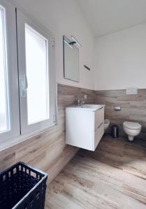 巴里Macario Apartment in the Old Town的浴室配有白色水槽和卫生间。