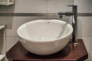 马拉加Apartments Holidays2Malaga City Center的浴室内一个位于柜台上的白色碗水槽