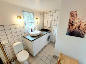 哥本哈根Neptun Studio-apartment with terrace.的浴室配有白色卫生间和盥洗盆。