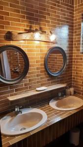 Rhodesjolie maison de campagne à 100 m de l'étang的浴室设有2个水槽和2面镜子
