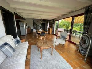 Rhodesjolie maison de campagne à 100 m de l'étang的客厅配有沙发和桌子