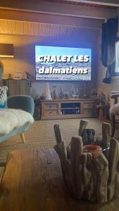 CamuracCamurac-Chalet les Dalmatiens的客厅配有电视和木桌。