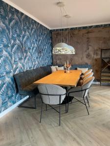 加乌拉Casa do Mundo Madeira的一间带木桌和椅子的用餐室