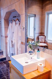 林雪平林柯平弗缇塔公园酒店的一间带水槽和镜子的浴室