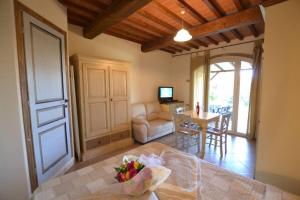 里帕尔贝拉Residence Borgo Felciaione的客厅配有沙发和桌子
