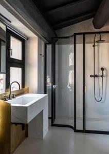 奥维多Palazzo Petrvs的浴室配有白色水槽和淋浴。