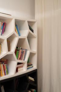 特里卡拉Set of Flats Vol 1 2 3的客房内装满书籍的白色书架