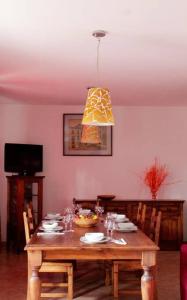 维亚雷焦Tra Mare e Pineta的一间带桌子和吊灯的用餐室
