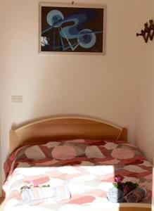 维亚雷焦Tra Mare e Pineta的一张带被子的床和墙上的照片