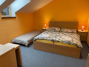 迪马诺卡多林纳Villa Aspen的一间卧室设有两张床,拥有橙色的墙壁。