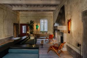 奥维多Palazzo Petrvs的带沙发和壁炉的客厅