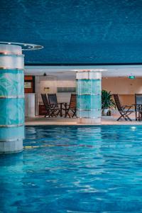 重庆重庆解放碑帝晶酒店的夜间酒店游泳池
