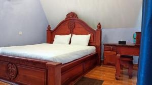 Phumĭ MréchI AM Koh Ker的一间卧室配有木床和钢琴