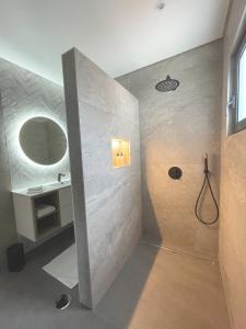加乌拉Casa do Mundo Madeira的带淋浴、水槽和镜子的浴室