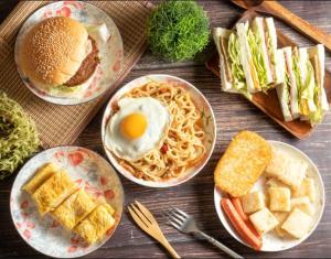 台中市传思文旅的餐桌上摆放着鸡蛋和面条的食品