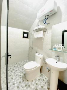 木州县Avatar Homestay & Coffee - Mộc Châu的一间带卫生间和水槽的浴室