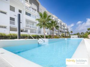 莫特里尔Homity Exclusive Playa Granada Beach & Golf - Marina Golf的大楼前的游泳池