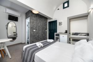 佩里萨佩里萨安妮茉莉别墅酒店的一间带白色大床的卧室和一间浴室