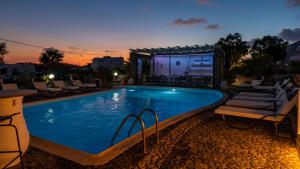 佩里萨佩里萨安妮茉莉别墅酒店的一个带躺椅的游泳池,一个度假村