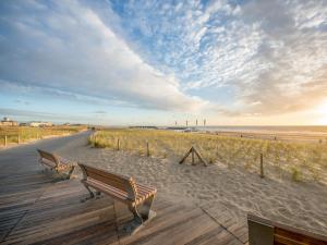 滨海卡特韦克De Meerval的海滩旁木板路上的2个长椅