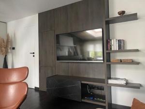 比得哥什Bielawy Suite的一间带电视和椅子的客厅