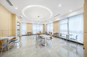 重庆重庆观音桥智选假日酒店的一间会议室,配有桌椅和窗户