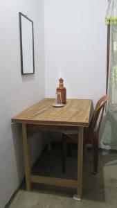 阿努拉德普勒Anuhas Family Resort & Water House的一张木桌,上面有茶壶