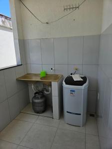 福塔莱萨ARCO IRIS KITNETS的一间带水槽和垃圾桶的小浴室