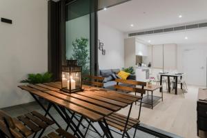 悉尼Modern 2 Bedroom Apartment Darling Square的用餐室以及带桌椅的起居室。