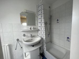 宁多夫STOE 14a Gästehaus Iden, App 3的浴室配有盥洗盆和浴缸。
