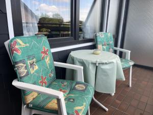 宁多夫STOE 14a Gästehaus Iden, App 3的阳台配有一张桌子和两把椅子