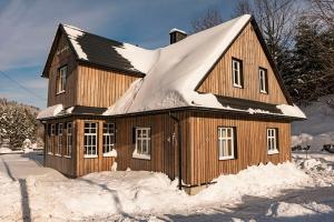 什切尔克Daj Spokój的木屋,上面有雪